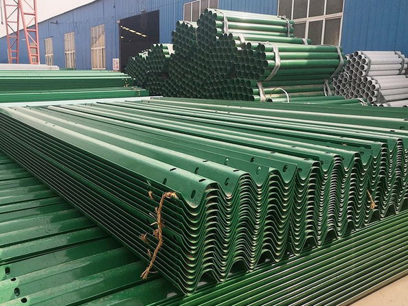 造成高速護欄板出現(xiàn)損壞的原因有哪些